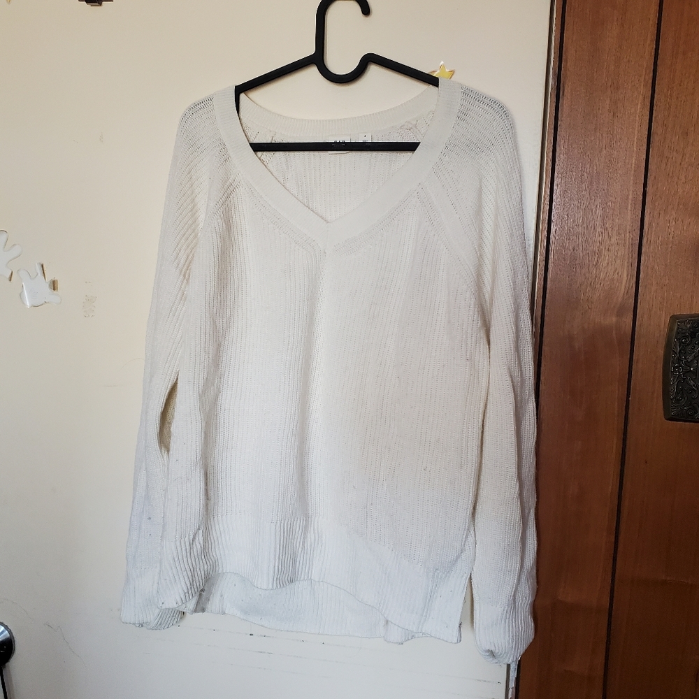 GAP White V neck sweater